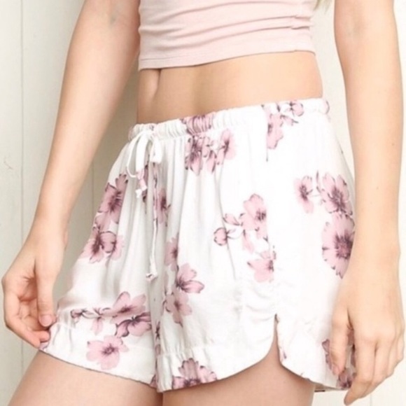 Brandy Melville Floral Eve Shorts Cherry Blossom Sakura RARE NWT - Picture 2 of 7